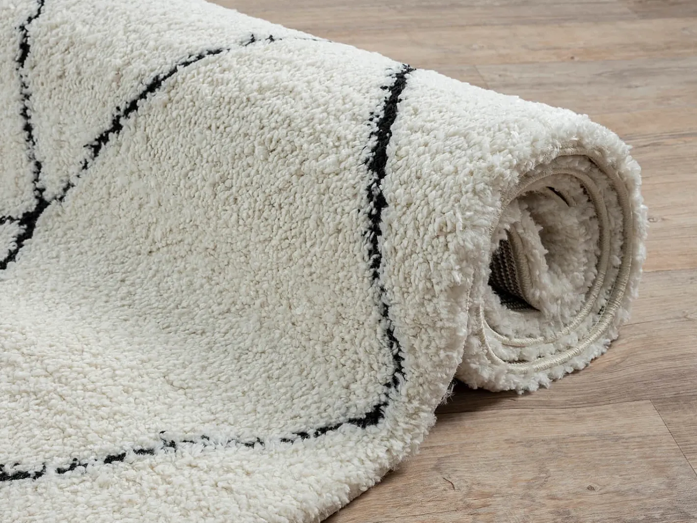 the carpet Alfombra Bahar Shaggy moderna patrón rombos, negro , 120 x 170 cm Blanco Outlet