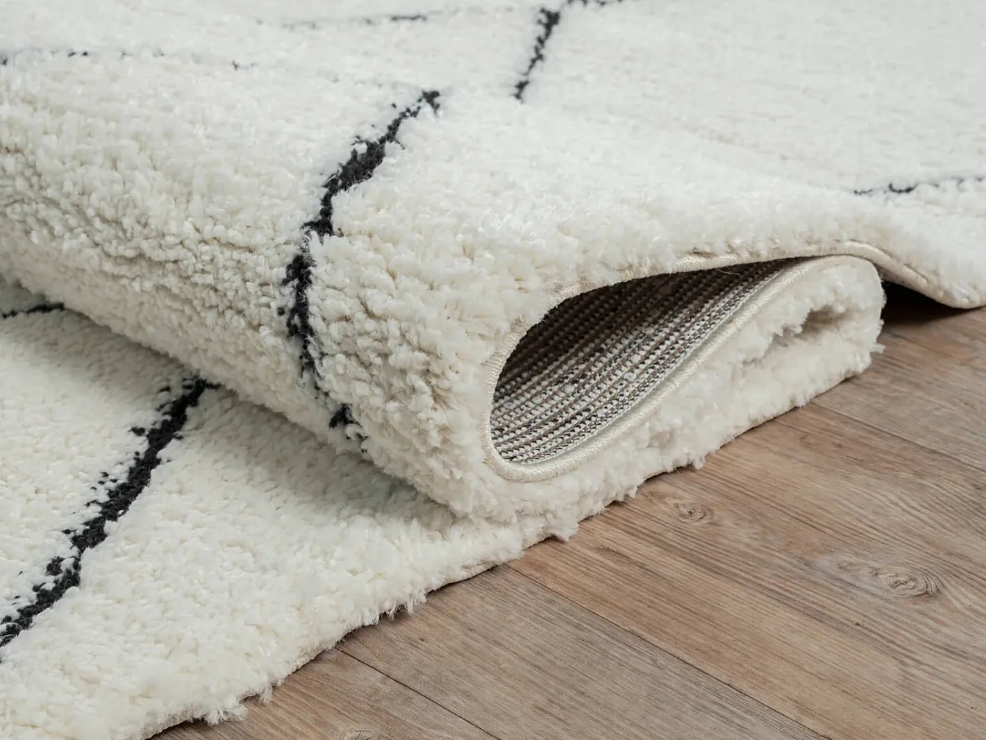 the carpet Alfombra Bahar Shaggy moderna patrón rombos, negro , 120 cm redonda Blanco Online