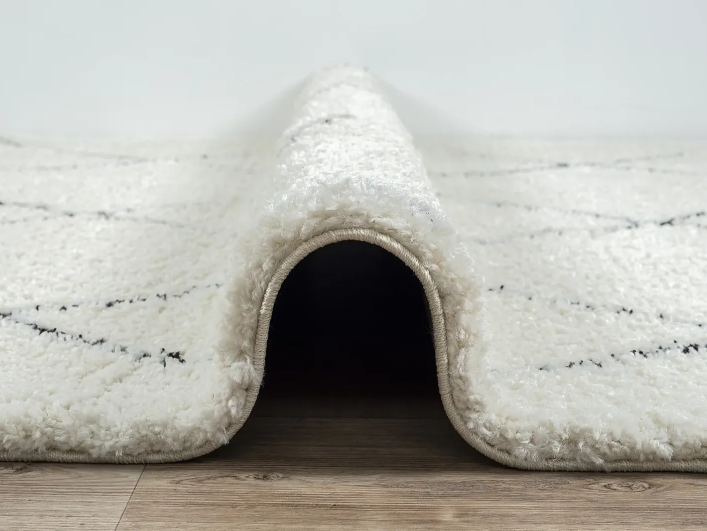 the carpet Alfombra Bahar Shaggy moderna patrón rombos, negro , 120 cm redonda Blanco Online