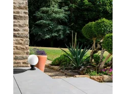 Iluminación Exterior-Baliza exterior INDURA GLOBO estilo clásico - Alt. 35 cm x D. ø25 cm - E27 70W - esfera opal- resina - IP55 - Negro