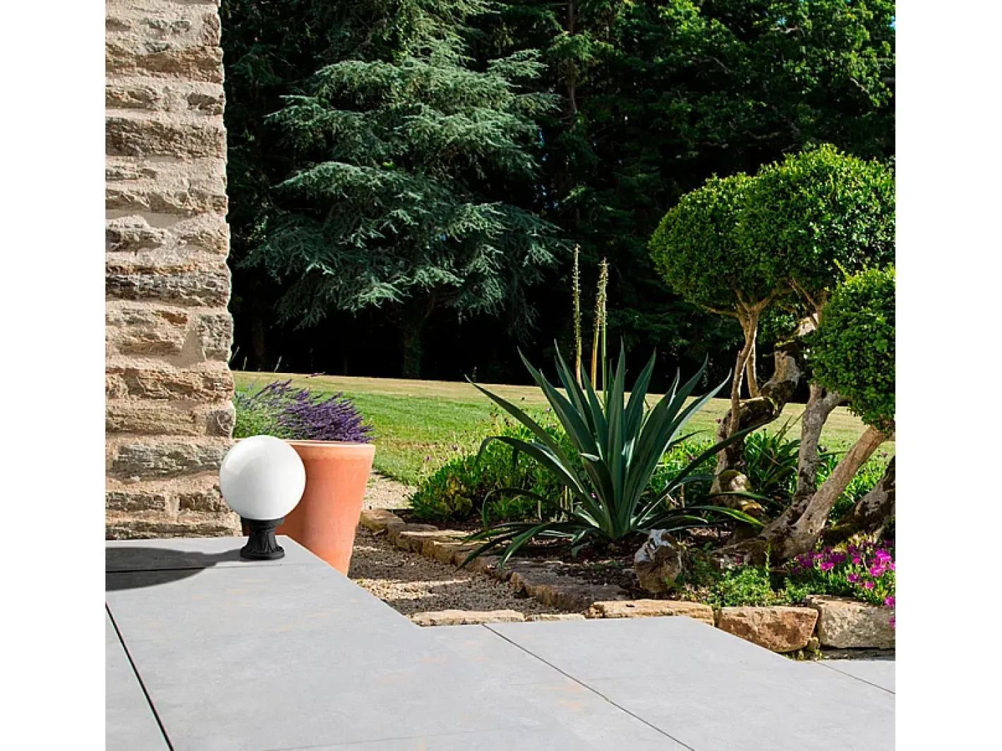 Iluminación Exterior-Baliza exterior INDURA GLOBO estilo clásico - Alt. 35 cm x D. ø25 cm - E27 70W - esfera opal- resina - IP55 - Negro