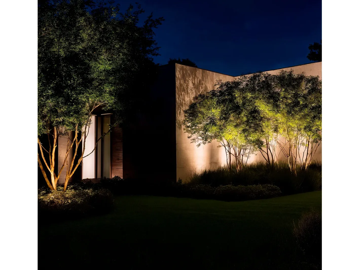 Ledkia Iluminación Exterior-Foco Exterior LED 3W con Pincho Gotham 3000K Blanco Cálido Negro