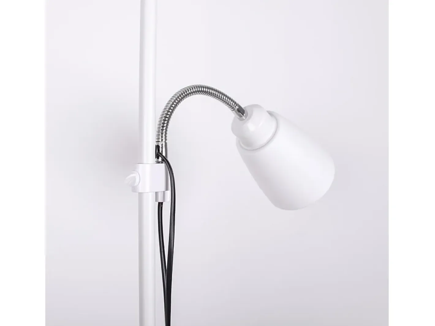 AKUNADECOR Lampara De Pie Con Doble Iluminacion Modelo Varese Blanco Online
