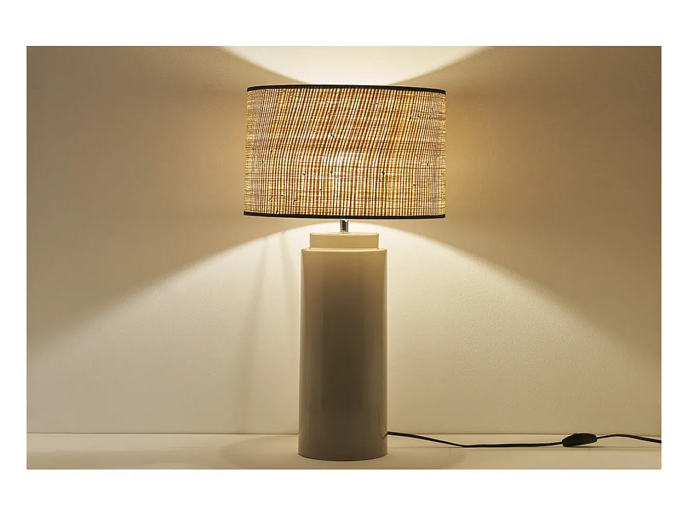 Outlet Miliboo Lámpara de mesa de cerámica esmaltada color topo con pantalla de rafia MAJES Crema
