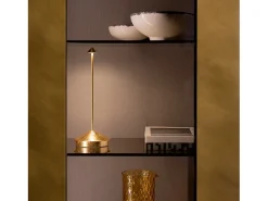 Lámpara de mesa LED inalámbrica recargable y regulable Pina Pro Gold Leaf, color azafrán (2200-2700-3000 K) Amarillo