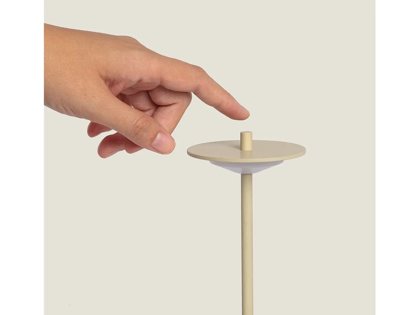Ledkia Lámpara de Mesa LED Portátil para Exterior Metal con Batería Recargable Estepona Beige Outlet