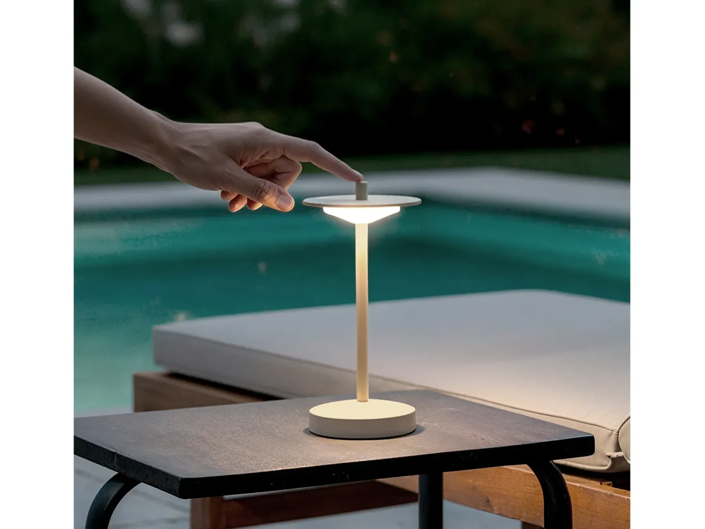 Ledkia Lámpara de Mesa LED Portátil para Exterior Metal con Batería Recargable Estepona Beige Outlet