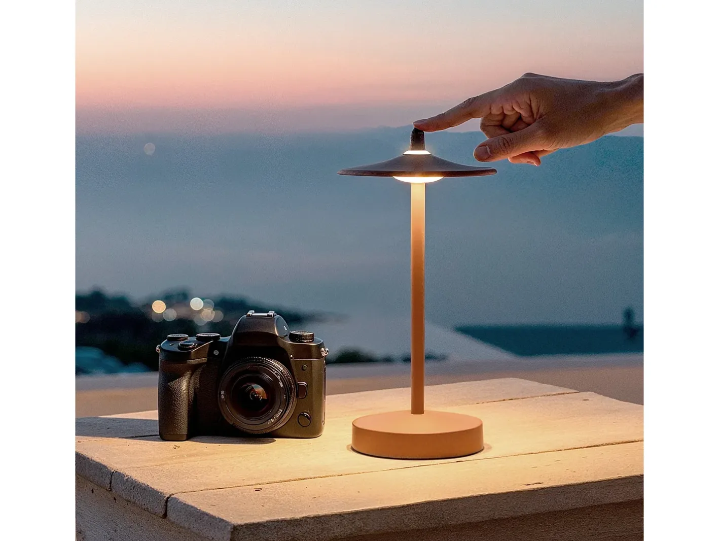Ledkia Lámpara de Mesa LED Portátil para Exterior Metal con Batería Recargable Milevani Latón Dorado