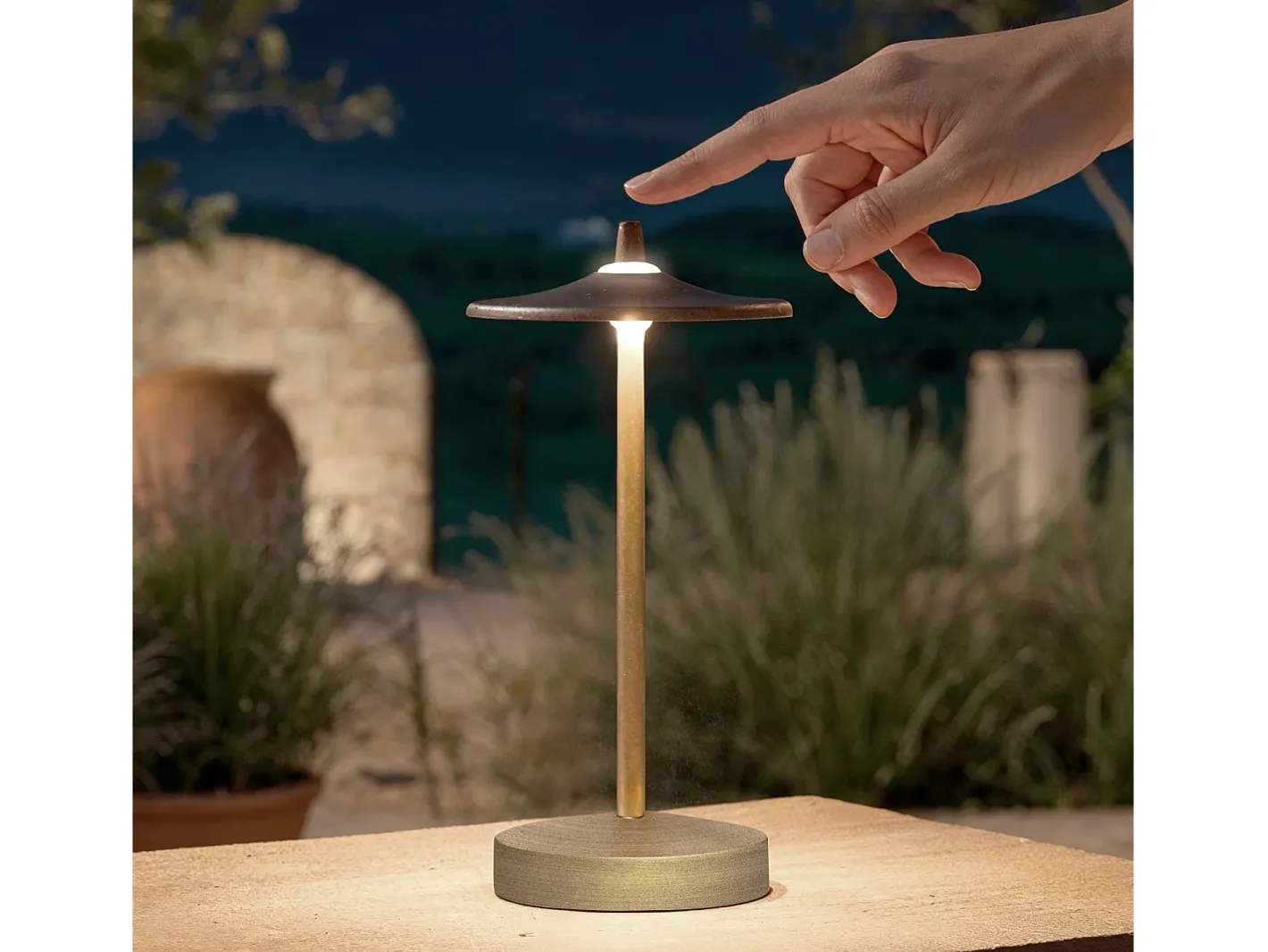 Ledkia Lámpara de Mesa LED Portátil para Exterior Metal con Batería Recargable Milevani Latón Dorado