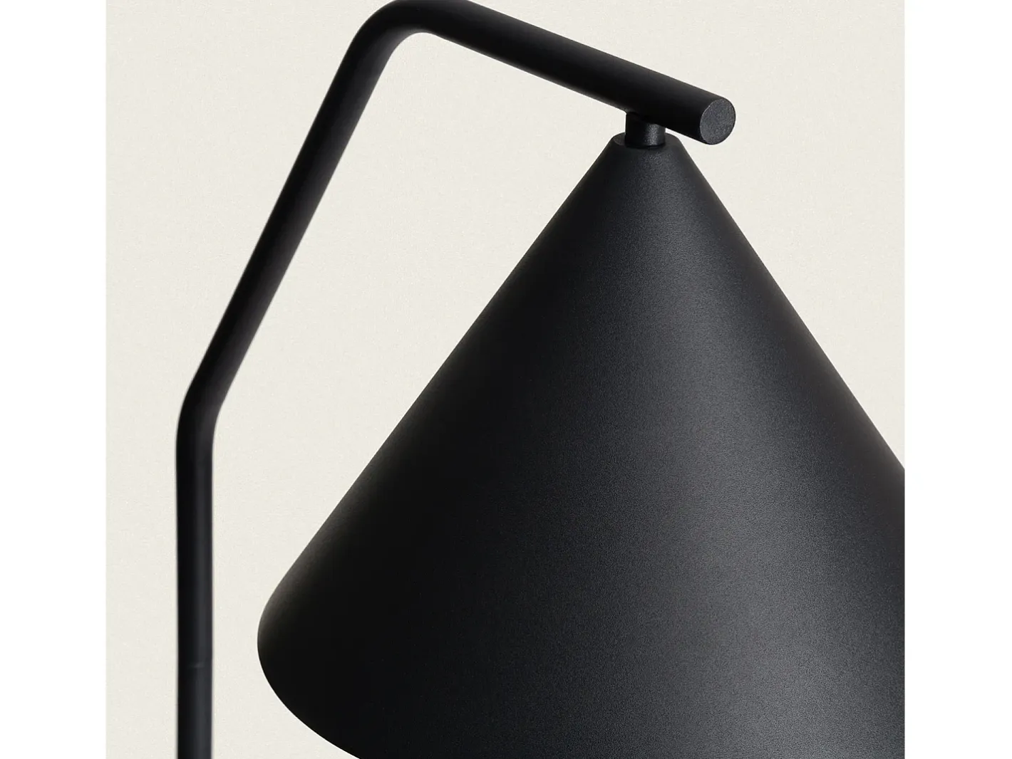 Ledkia Lámpara de Pie LED 8W Metal Elise Negro Outlet