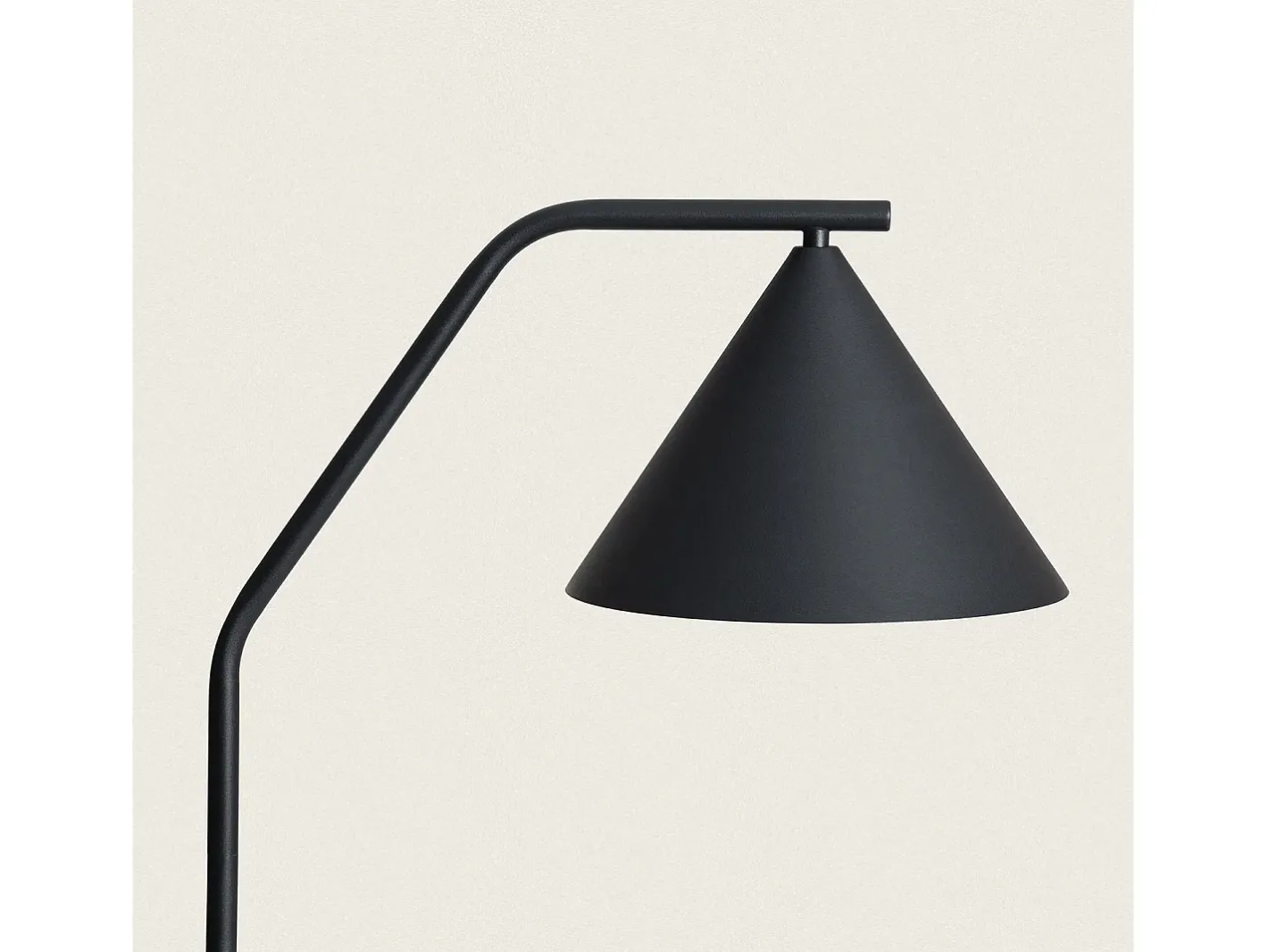 Ledkia Lámpara de Pie LED 8W Metal Elise Negro Outlet