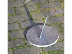 ESSCHERT DESIGN Estatua-Reloj de sol en esquisto Gris